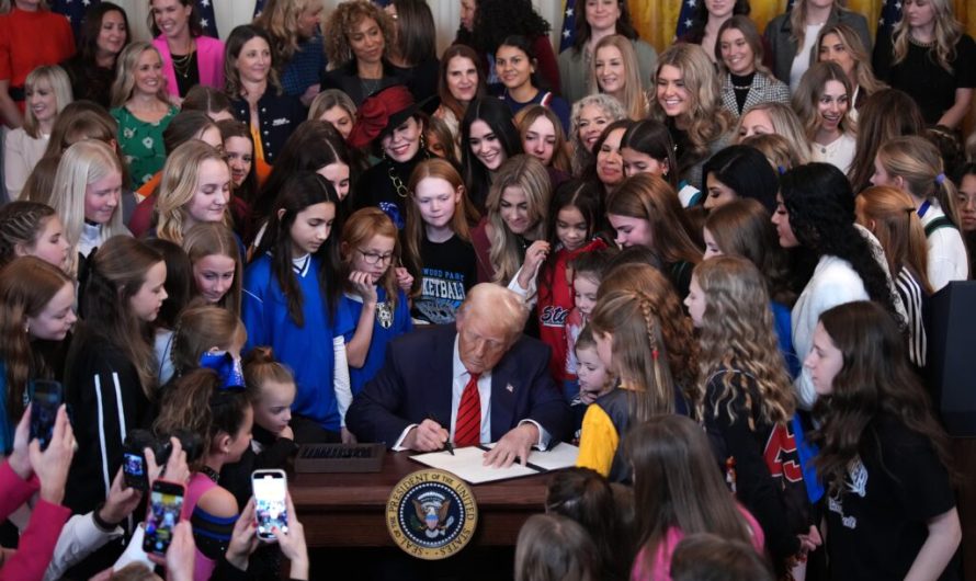 Donalds Tramps paraksta rīkojumu, aizliedzot transpersonām piedalīties sieviešu sportā