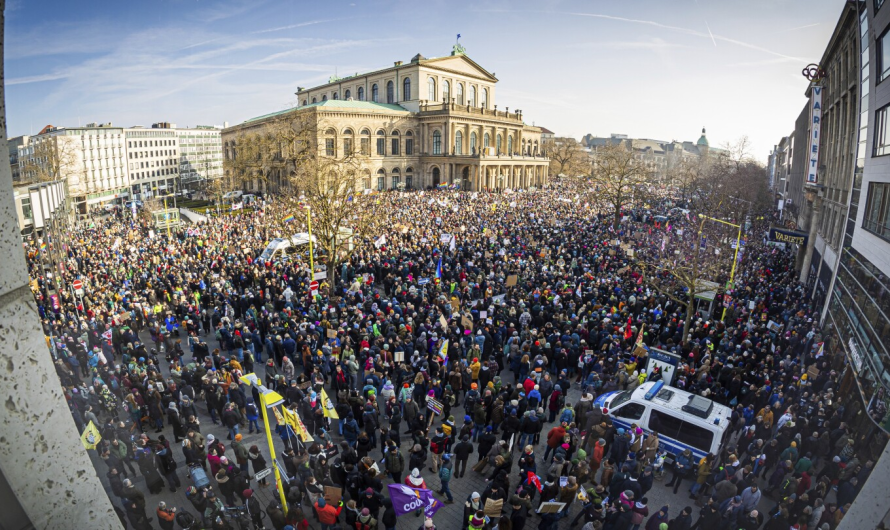 Vācijā simtiem tūkstošu cilvēku iziet ielās – gan par, gan pret AfD