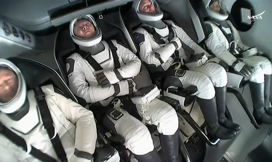 NASA astronauti Butčs Vilmors un Suni Viljamsa droši atgriezušies uz Zemes pēc deviņu mēnešu misijas