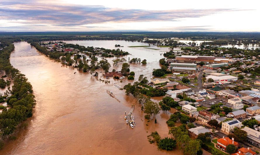 Vēsturiskie plūdi Austrālijā: tūkstošiem izolētu cilvēku un Sidnejas satiksmes paralīze
