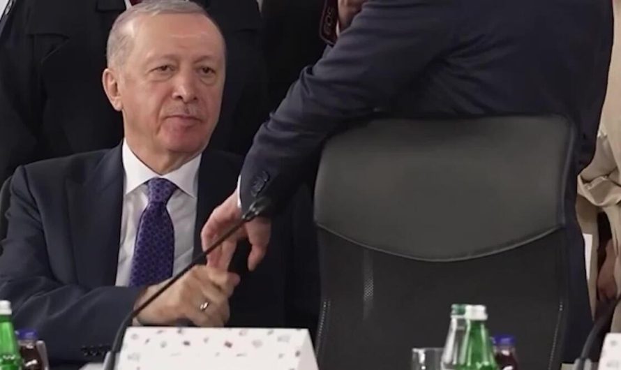 Erdogans satver Makrona pirkstu: negaidīts žests Albānijas samitā piesaista pasaules uzmanību