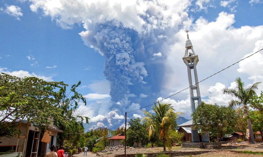 Lewotobi Laki-laki vulkāna izvirdums Indonēzijā 2025. gadā
