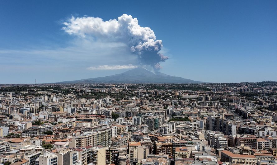 Etna izvirdums 2025: Sicīlijas vulkāns atkal mostas