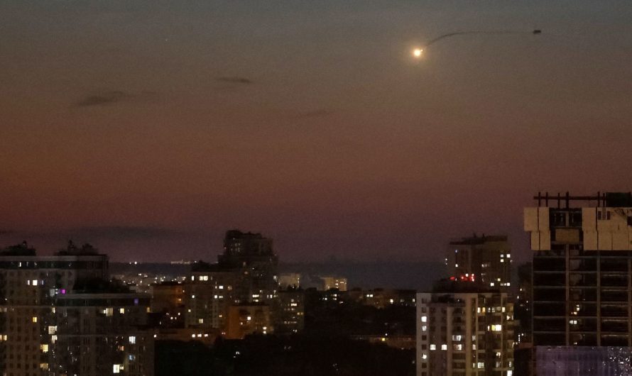 Krievija veic lielāko gaisa uzbrukumu Ukrainai: F-16 pilots krīt, bojā gājušie civiliedzīvotāji