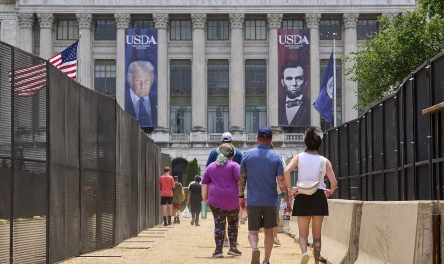 ASV: Trampa militārā parāde un visaptveroši protesti “Nav Karaļu!”