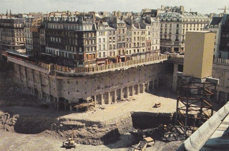 Kāpēc vecajām mājām pirmais stāvs ir aizbērts? Alternatīvās un “aizliegtās vēstures” teorijas