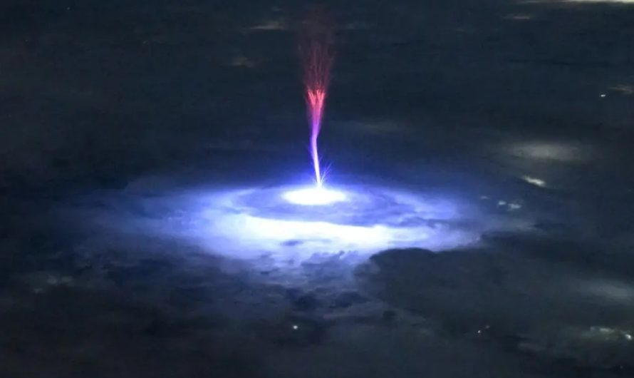 NASA astronaute fiksē retu “sprite” zibeni virs Zemes no Starptautiskās kosmosa stacijas