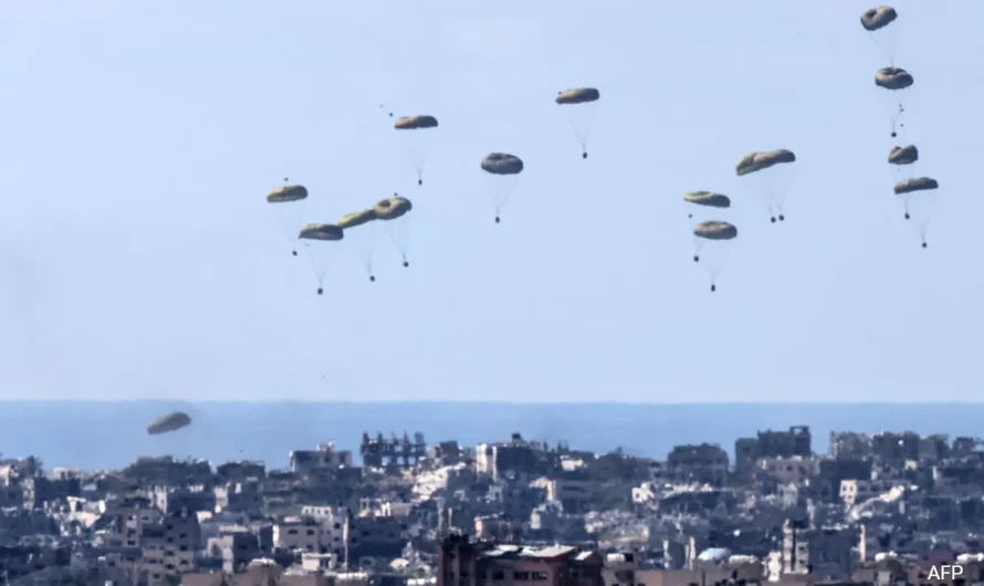 Gazas humanitārā krīze: Izraēla sāk pārtikas gaisa piegādes, bet bada upuru skaits pieaug