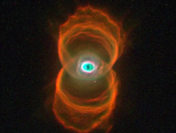 Hourglass Miglājs – Kosmiskais skatiens un “Dieva acs” debesīs