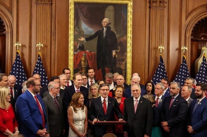 ASV pieņem Trampa “lielo, skaisto likumprojektu” –  Kas mainīsies?