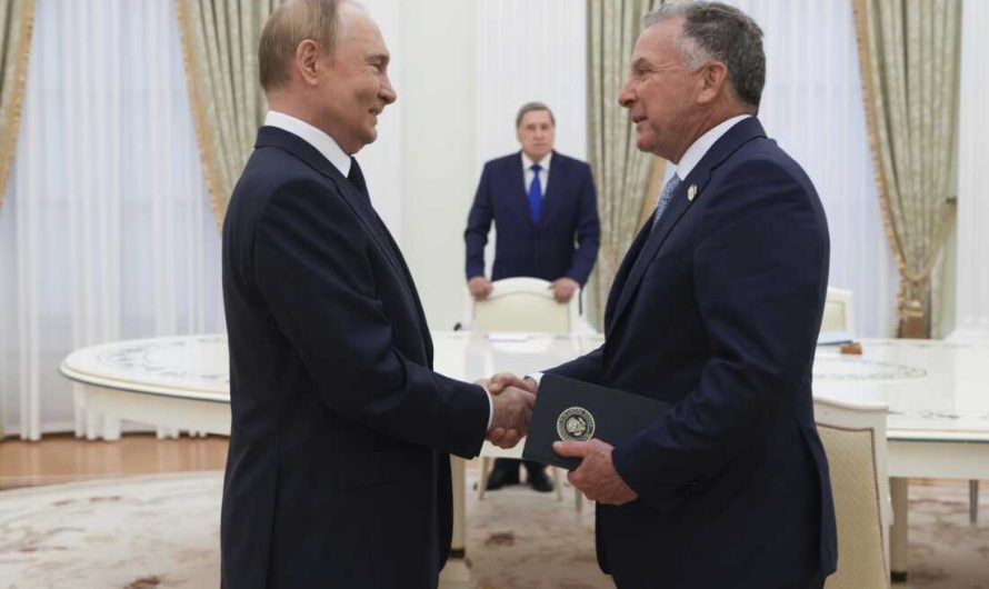 ASV īpašā sūtņa vizīte Maskavā: diplomātiskie centieni un sankciju draudi