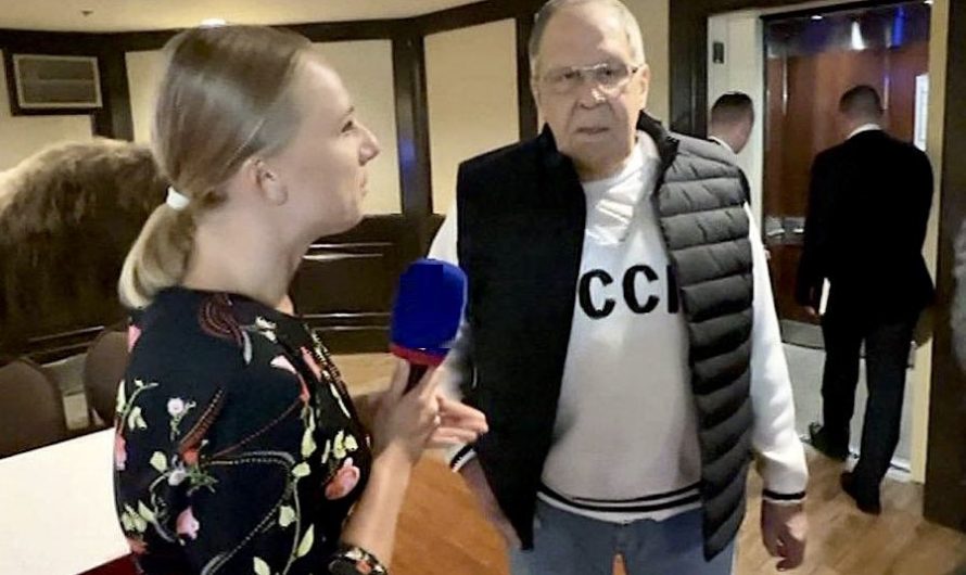 Lavrovs Aļaskā ar “SSSR” džemperi – provokācija vai simbolisks vēstījums?