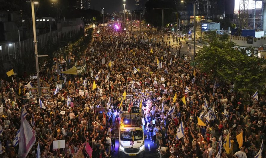 Telavivā protestē pret Netanjahu plānu Gazā un pieprasa palīdzību bada skartajiem