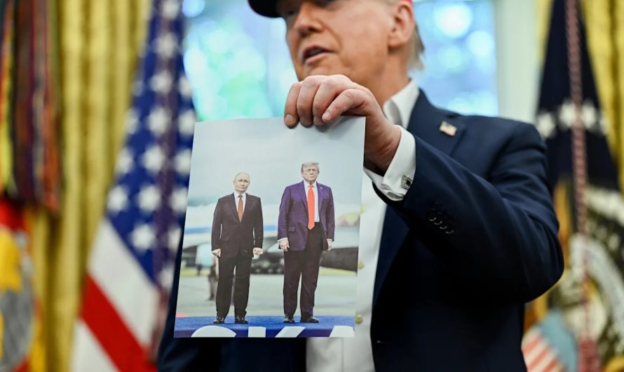 Tramps Baltajā namā rāda Putina sūtītu fotogrāfiju