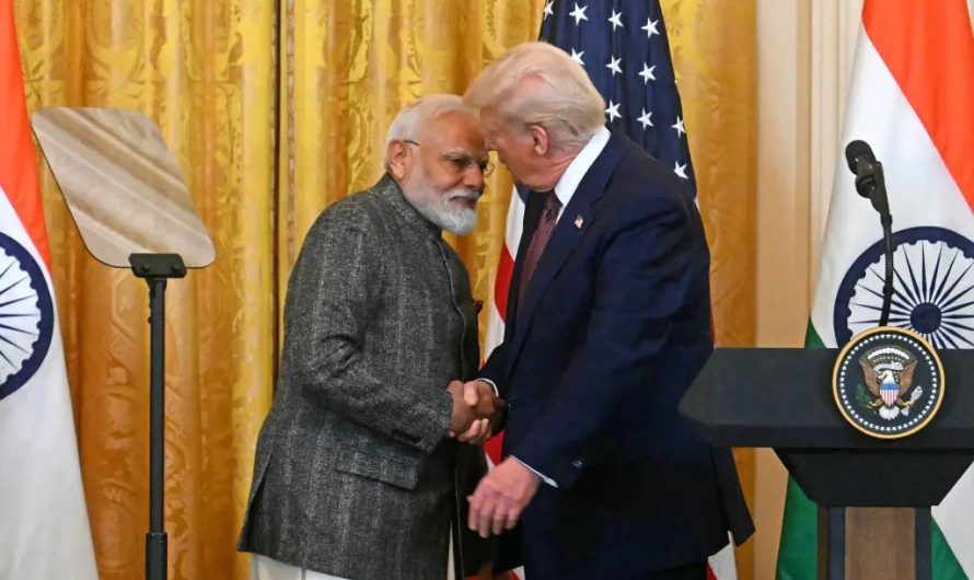 Tramps sola jaunus tarifus Indijai par Krievijas naftas pirkšanu – sākas tirdzniecības krīze