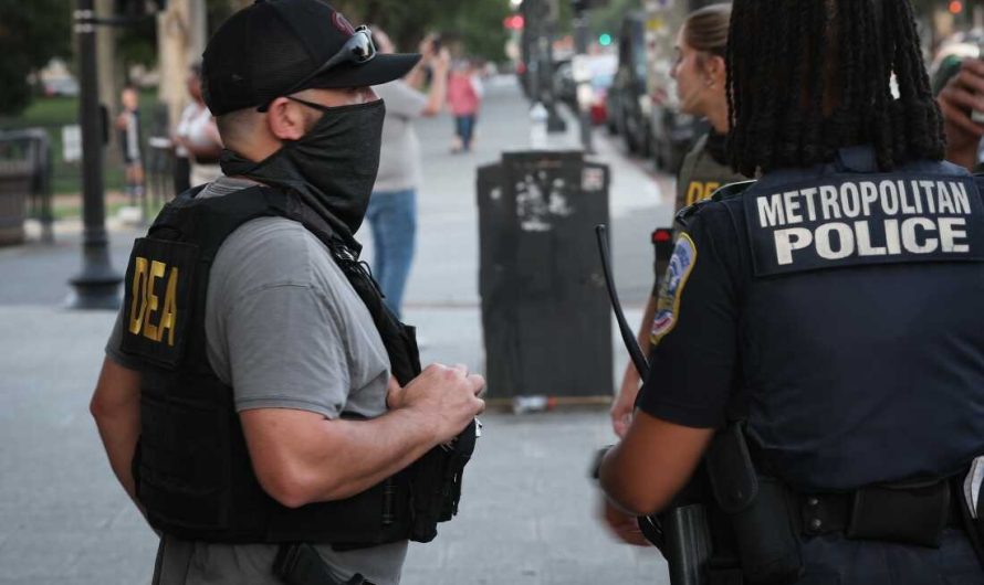 Tramps pārņem Vašingtonas policijas kontroli un izvieto Nacionālo gvardi