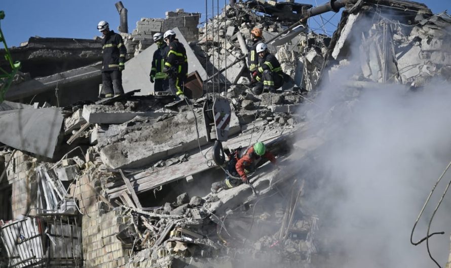 Krievijas masīvie uzbrukumi Kijivai – desmitiem upuru un starptautiskais nosodījums