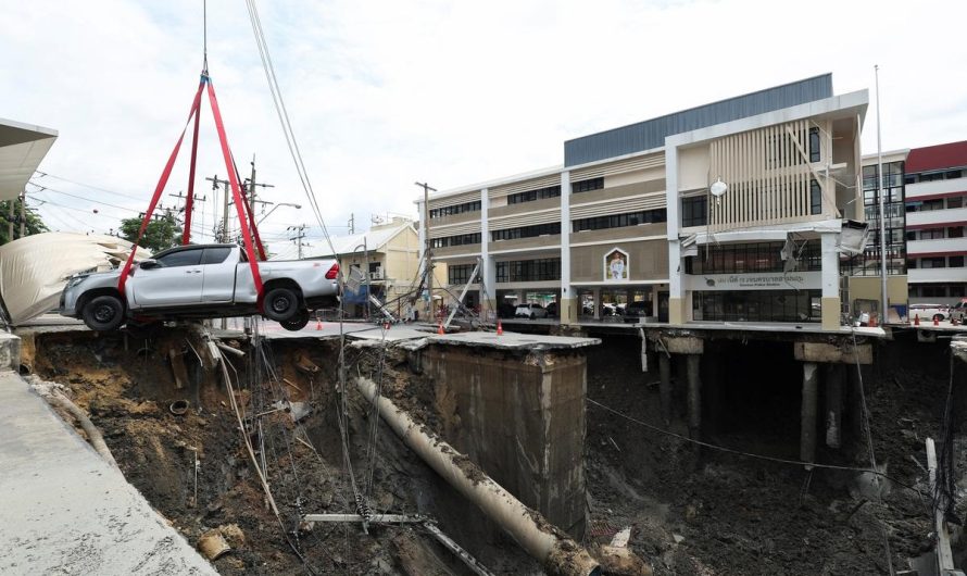 Milzīgs zemes iegruvums Bangkokā