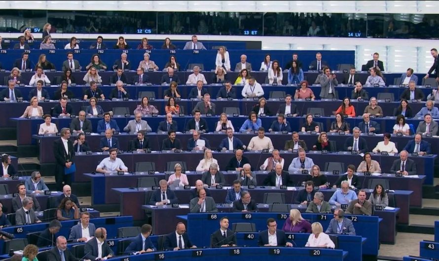 Eiropas Parlaments Briselē atsakās no klusuma mirkļa Čārlija Kirka piemiņai