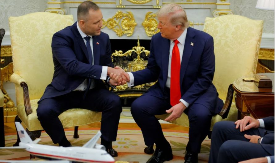 Donald Trump tiekas ar Polijas prezidentu Karolu Navrocki