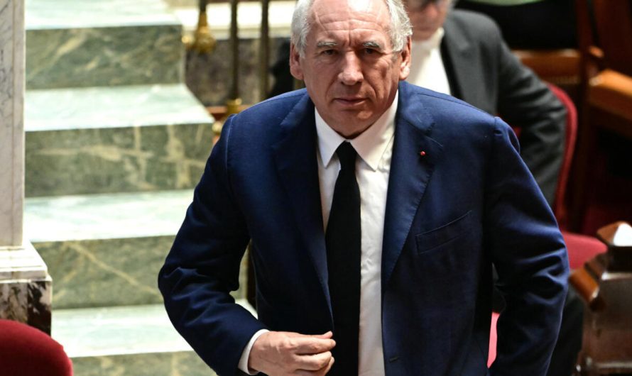 Francijā atkāpjas premjerministrs un sākas protesti