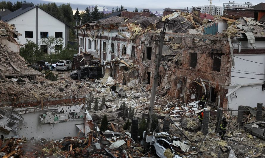 Lielākais Krievijas uzbrukums Ukrainai: simtiem dronu un raķešu triecieni Kijivai un citām pilsētām