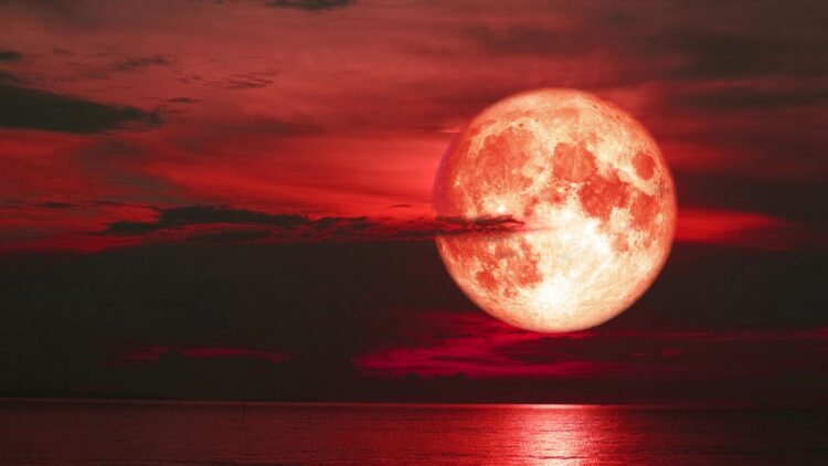 Sarkanais mēness: mistika, pravietojumi un teorijas