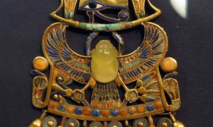 Tutanhāmona pektoralī atrastais 28 miljonus gadu vecais stikls