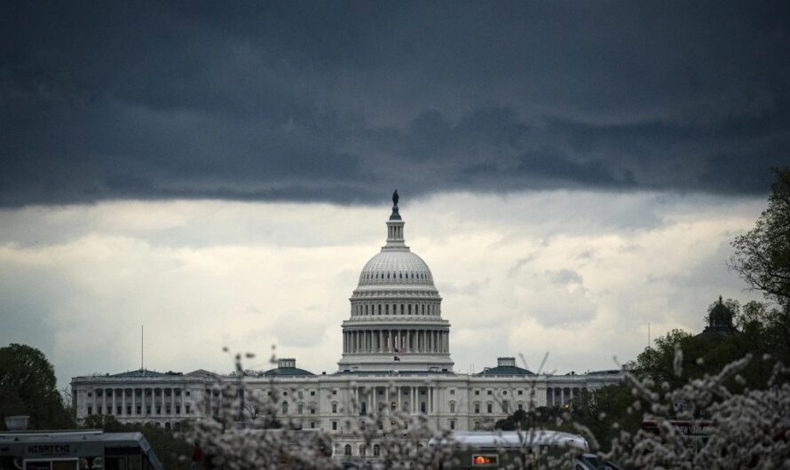 ASV valdības darbība apstājusies: vairāk nekā pusotrs miljons darbinieku bez algas
