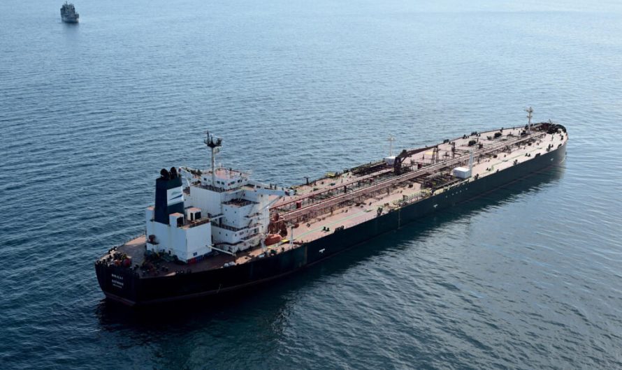 Francija ieņem Krievijas ēnas flotes kuģi: jauns solis sankciju karā