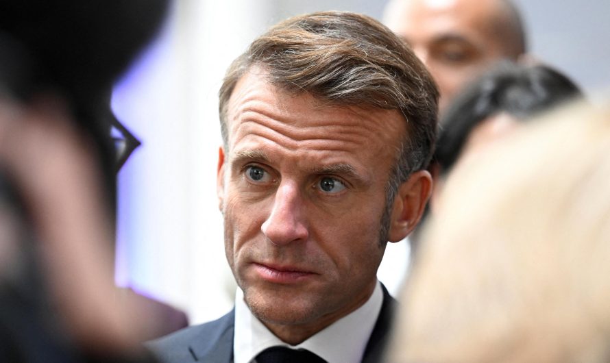 Makronam draud atkāpšanās pēc valdības sabrukuma Francijā