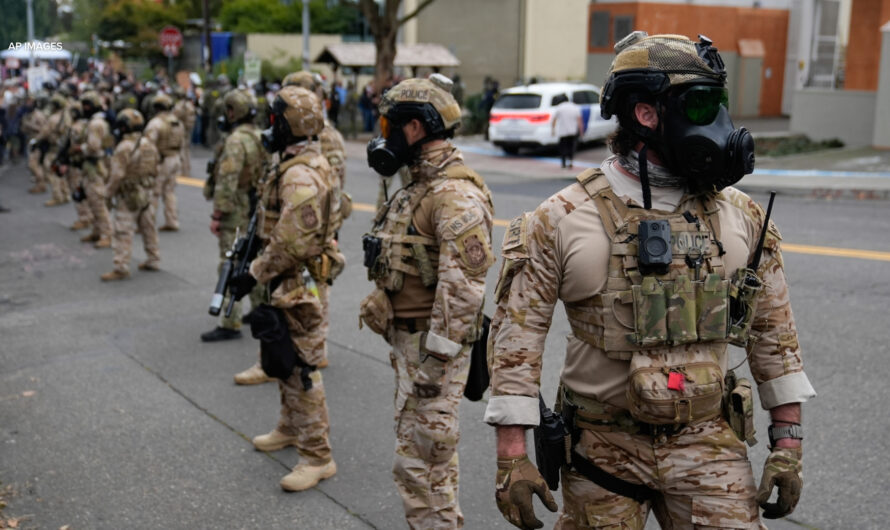 Tiesa bloķē Trampa mēģinājumu izvietot Nacionālo gvardi Oregonā; Ilinoisa un Čikāga iesniedz prasību