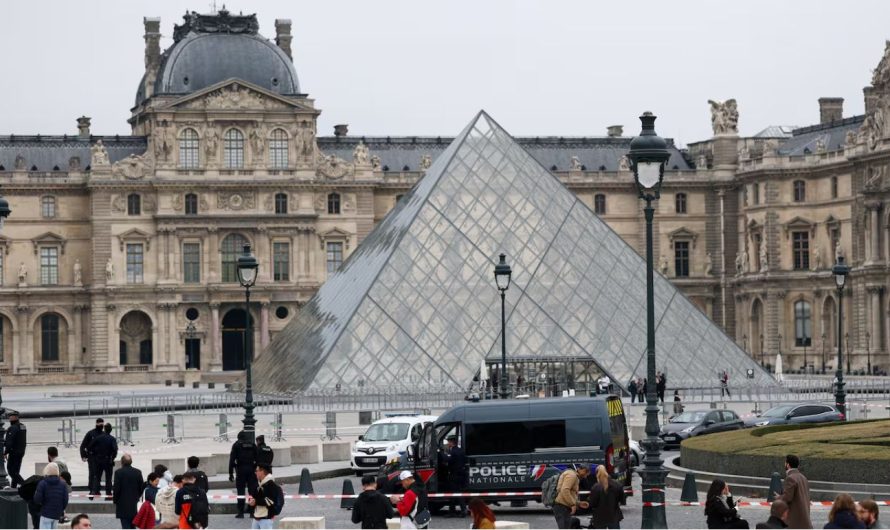 Luvras muzejs aplaupīts: nozagti Francijas kroņa dārgumi 4 minūšu laikā