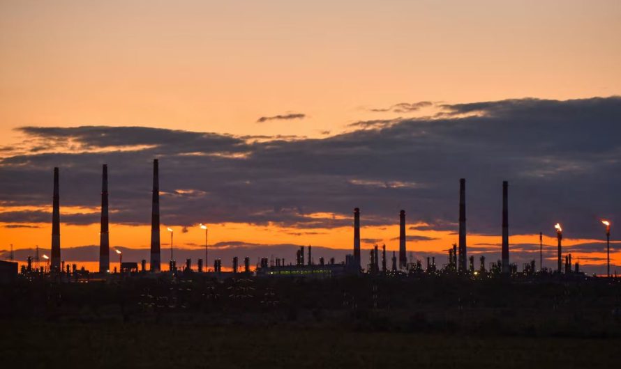 Ukrainas droni trāpa Krievijas lielākajā gāzes pārstrādes rūpnīcā: eksplozija un ugunsgrēks Orenburgā