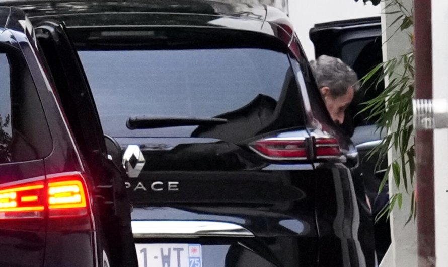 Nikolā Sarkozī atbrīvots no cietuma pēc īsas ieslodzījuma Francijā