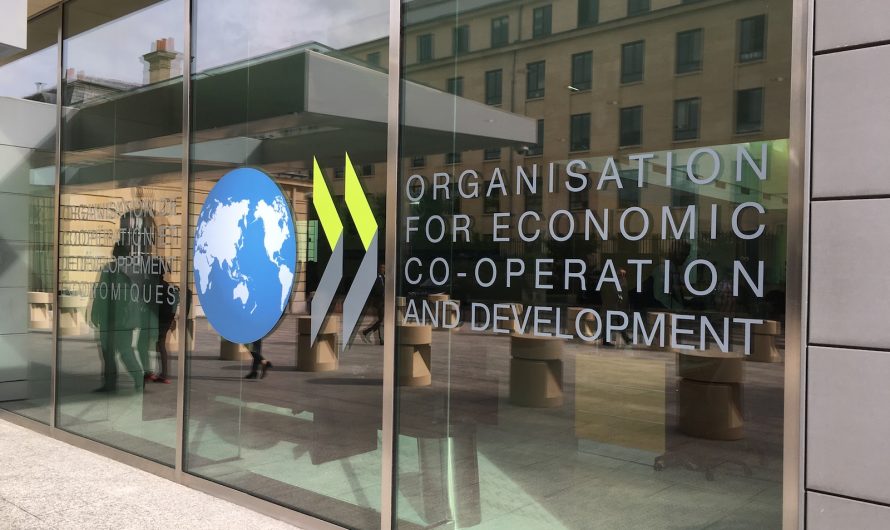 OECD: Globālā ekonomika bremzējas, taču saglabā izturību – tarifi, tehnoloģiju spriedze un nenoteiktība palielina riskus