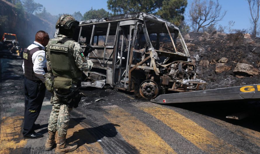ASV pastiprina karaspēku pie Meksikas robežas, kamēr Meksikā izceļas lieli nemieri