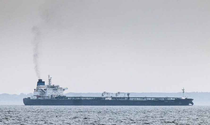 ASV mīkstina sankcijas Krievijas naftai, lai stabilizētu pasaules tirgu