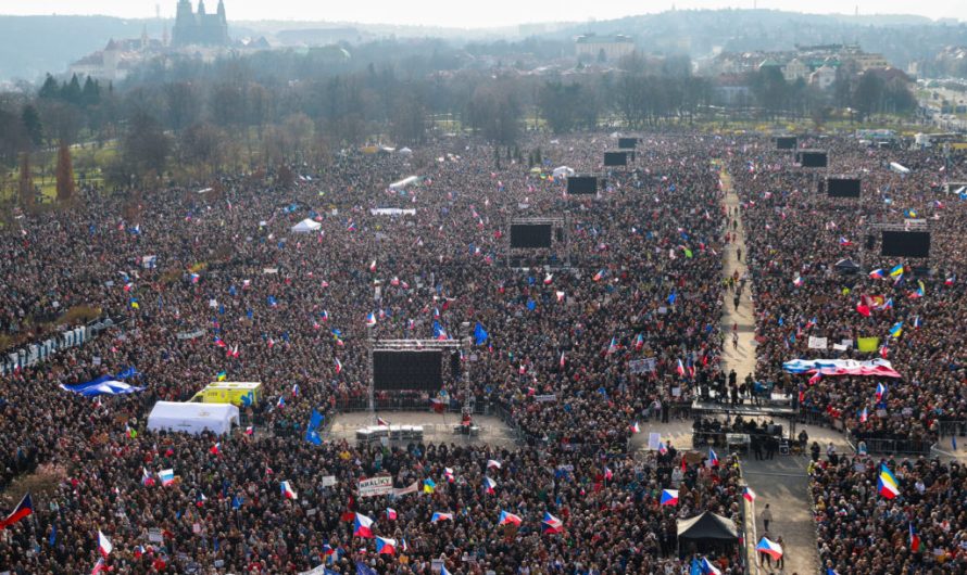 Čehijā masveida protesti: tūkstoši ielās pret valdību un demokrātijas apdraudējumu