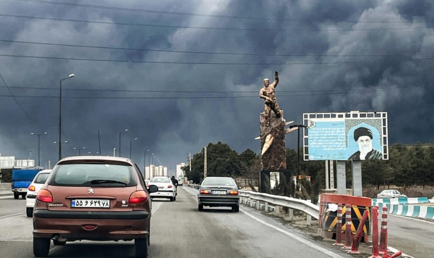 Melns skābais lietus Teherānā pēc triecieniem pa naftas objektiem: ekoloģiskā krīze